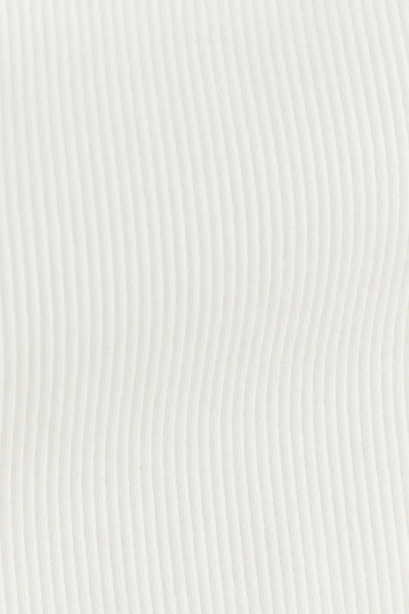 اتش اند ام فستان من خامة مرنة بتصميم أكتاف مكشوفة