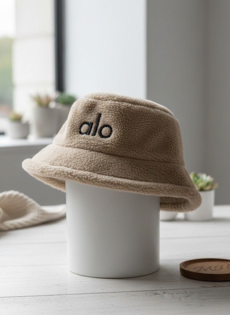 ألو قبعة بوكت شتوية فرو فاخرة بشعار Alo – خامة ناعمة ودافئة، تصميم عصري أنيق للجنسين، مثالية للشتاء والخروجات اليومية مع ستايل كاجوال مميز(ابيض) - Image 1