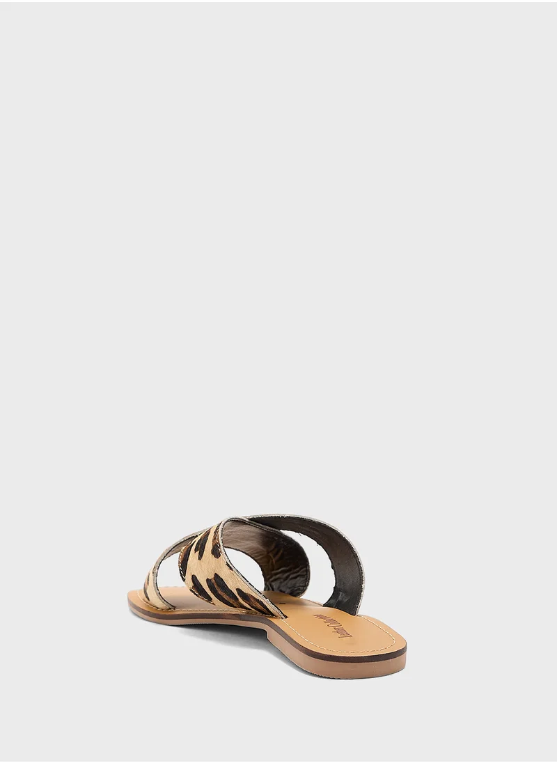 جينجر Printed Cross Strap Flat Sandal