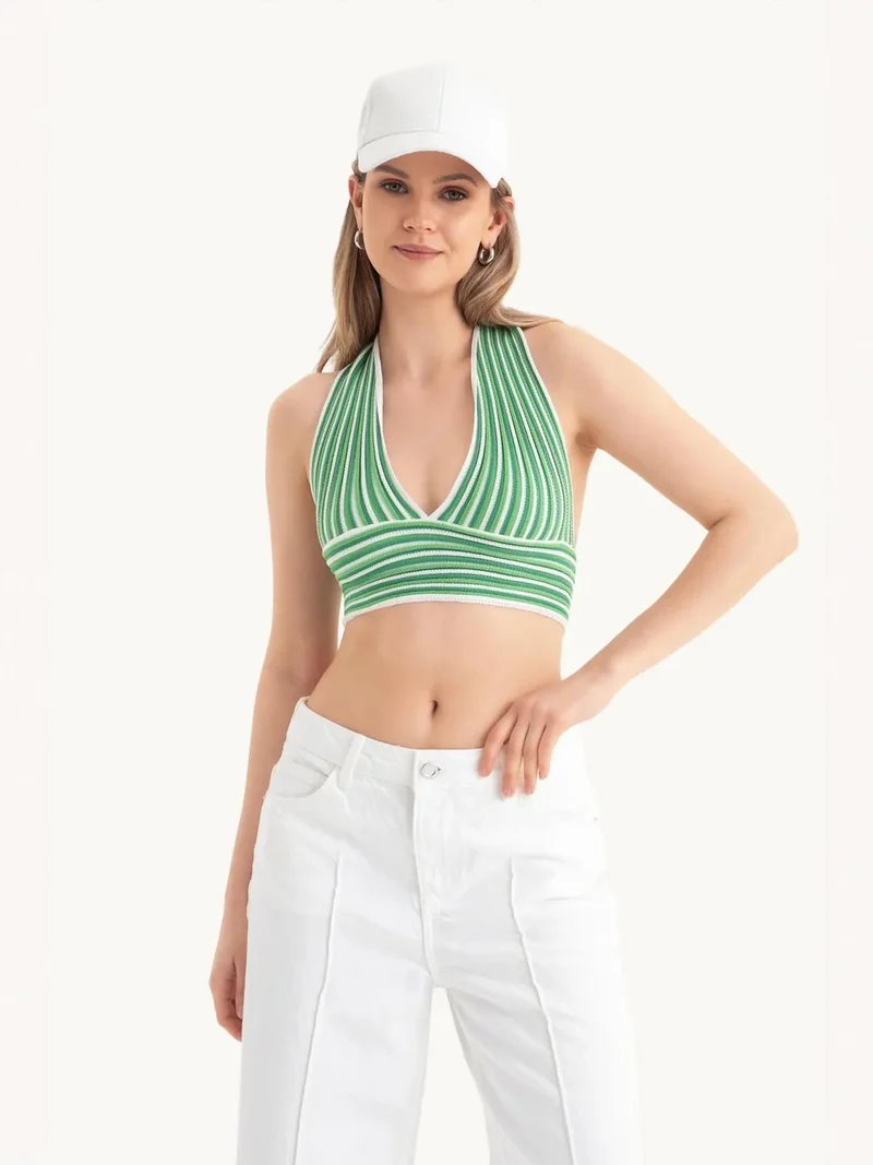 هيكاب بلوزة قصيرة بياقة عميقة على شكل حرف  وظهر مكشوف