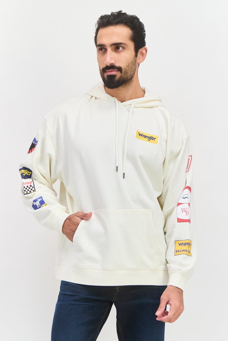 Wrangler سويت شيرت رجالي بأكمام طويلة مع غطاء رأس وشعار مطرز، أبيض فاتح - Image 1