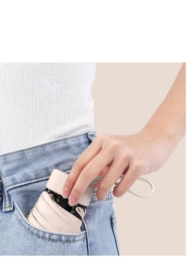 **مظلة صغيرة مع حافظة على شكل كبسولة، توفر حماية من أشعة الشمس بمعامل UPF50+، مناسبة للأيام الممطرة والمشمسة، باللون البيج.** - Image 4