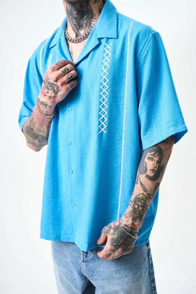 ريسباير قميص رجالي من الكتان مقاس كبير (Oversize) مطرز بنقشة متعرجة (Zigzag)، أزرق
