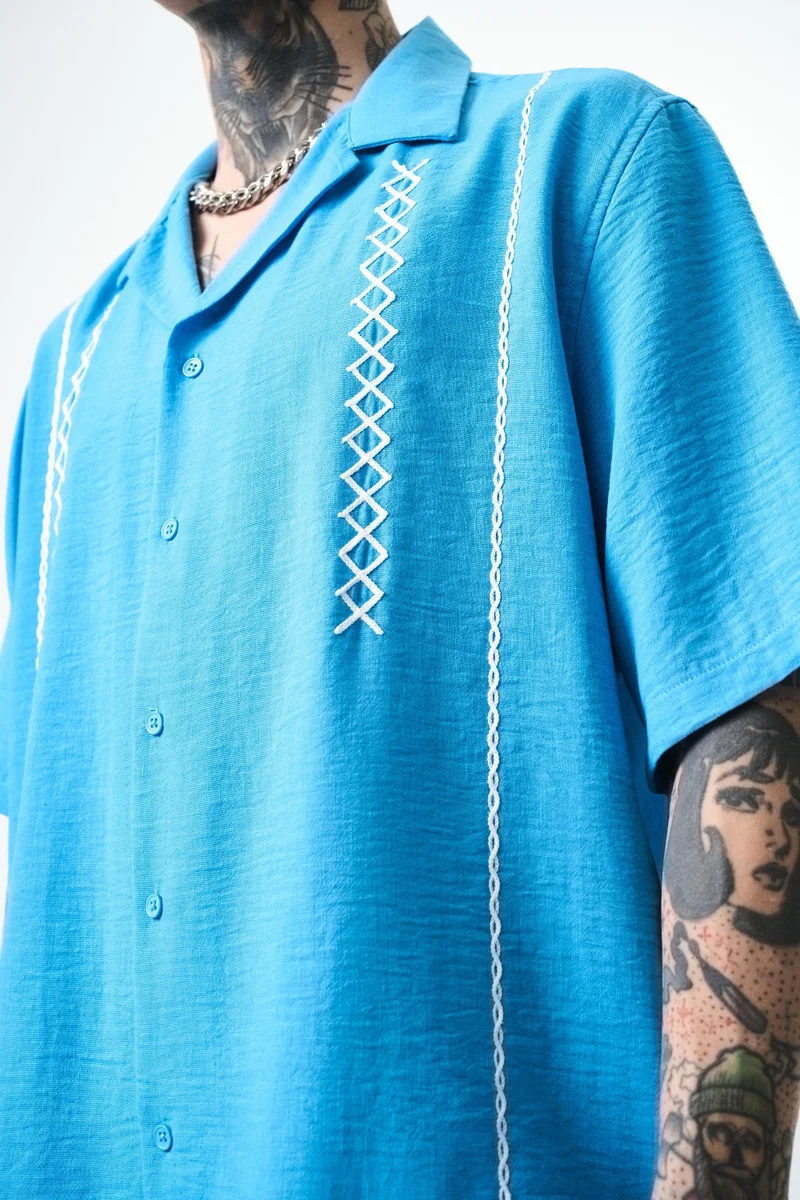ريسباير قميص رجالي من الكتان مقاس كبير (Oversize) مطرز بنقشة متعرجة (Zigzag)، أزرق