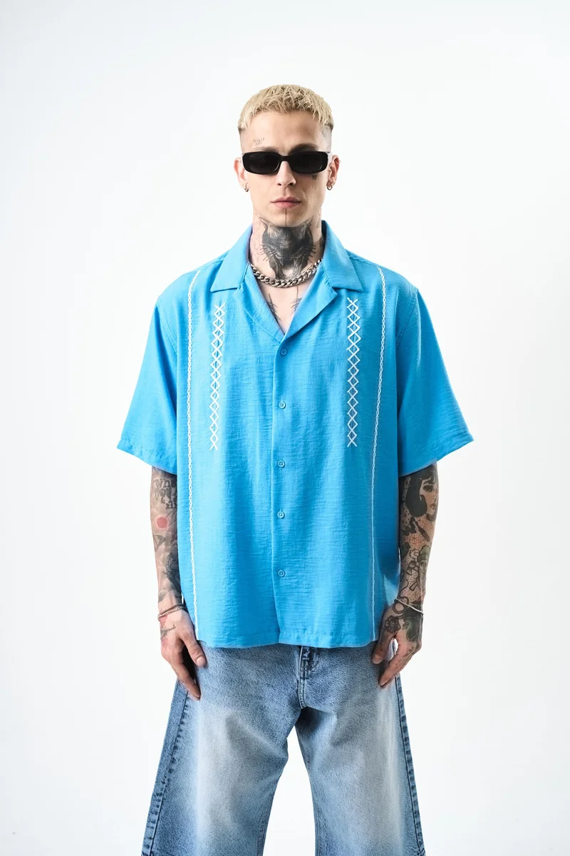 ريسباير قميص رجالي من الكتان مقاس كبير (Oversize) مطرز بنقشة متعرجة (Zigzag)، أزرق