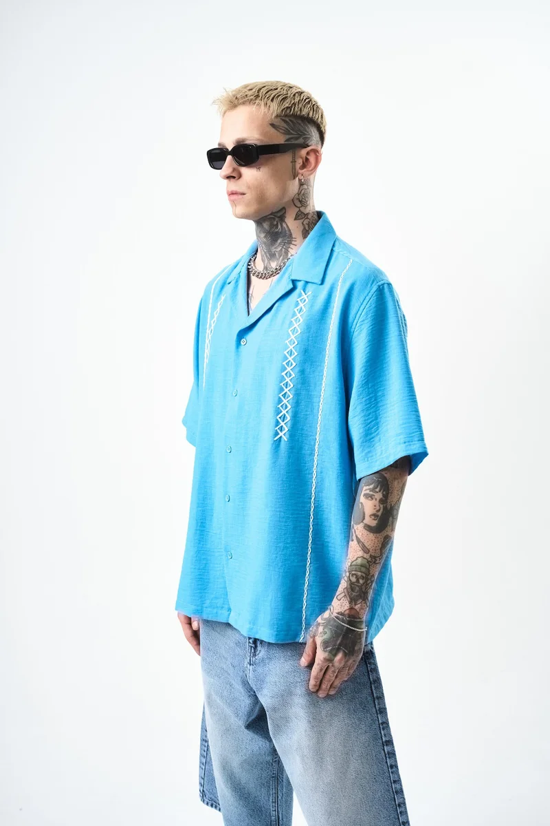 ريسباير قميص رجالي من الكتان مقاس كبير (Oversize) مطرز بنقشة متعرجة (Zigzag)، أزرق