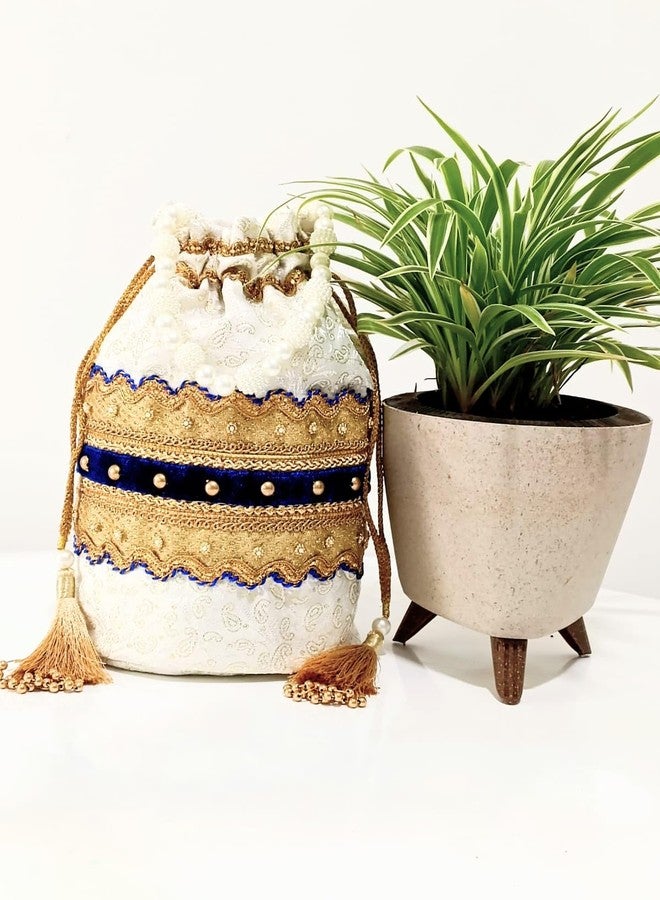 حقيبة بوتلي أنيقة مصنوعة يدويًا من AAIKUn، بتصميم عصري لحفلات الزفاف، مزودة بمقبض من اللؤلؤ وشرابة ذهبية وبيضاء مطرزة، مناسبة للنساء والفتيات، سهلة الغسل اليدوي، عبوة من قطعة واحدة. - Image 3