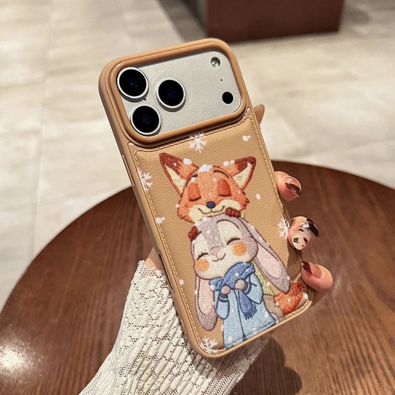 جراب هاتف Apple iPhone 17 Pro Max بتصميم كرتوني بني اللون يضم أرنبًا على شكل ندفة ثلجية يحدق في عينيه لمزيد من الحماية ضد السقوط