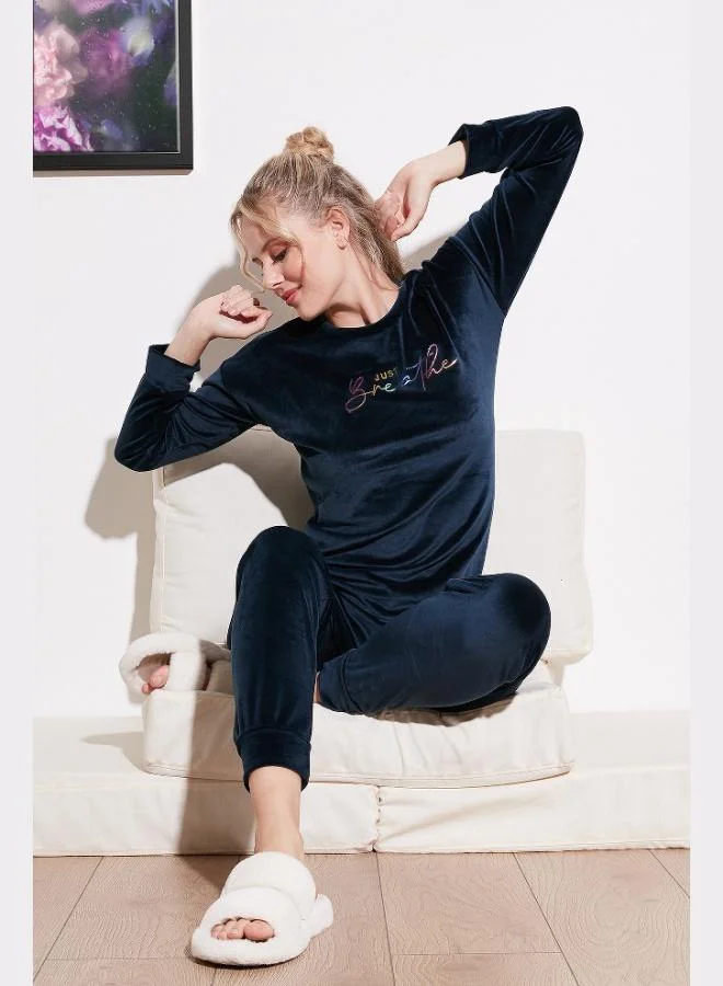 ليلا طقم بيجامة فيلفيت ناعم بقصة عادية للنساء من ليلا