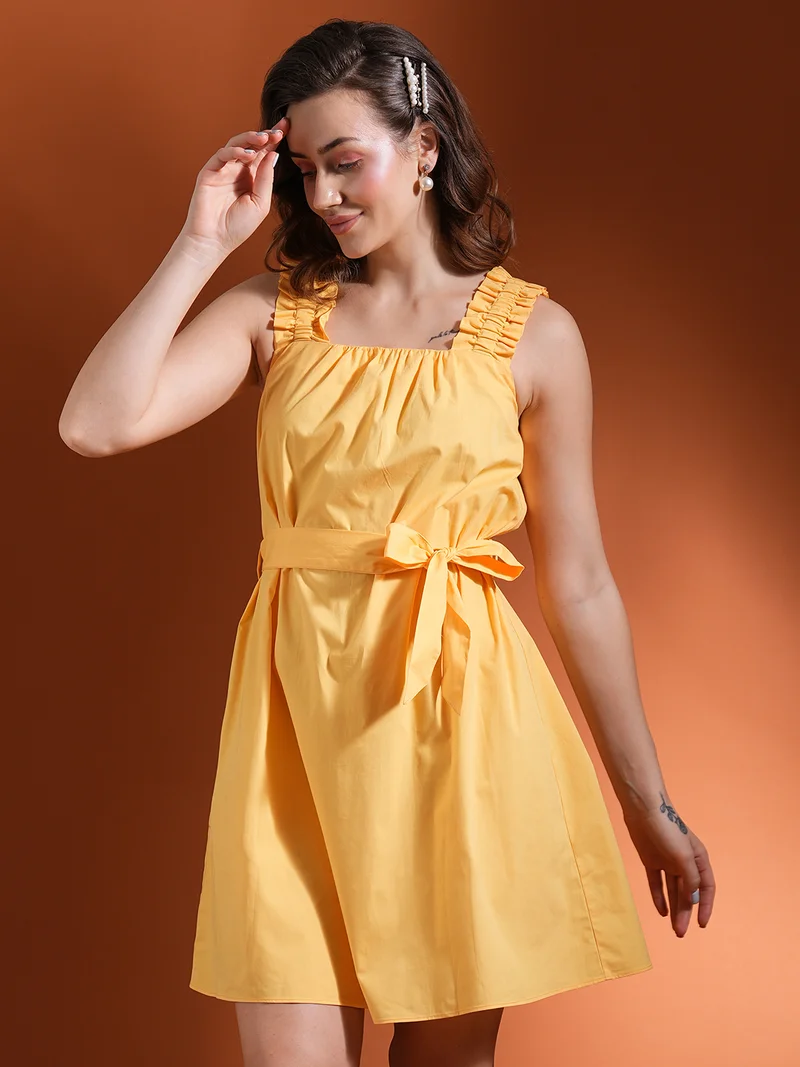 جلو باص فستان نسائي قصير بياقة مربعة وحزام