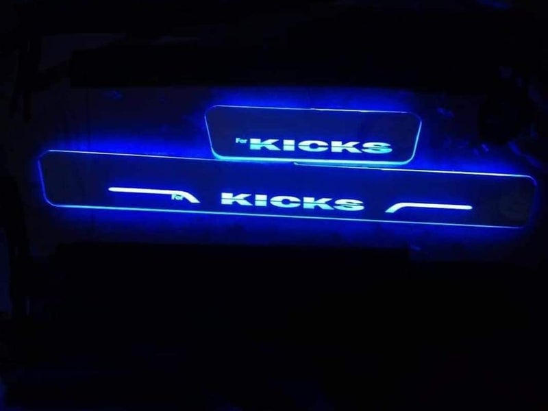 أوتوموتو بلو رويال بلاك بيتي قاعدة لوحات سيل الأبواب LED مضاءة خطوات القدم لوحات الخدش متوافقة مع نيسان كيكز جميع الطرازات مجموعة من 4 قطع