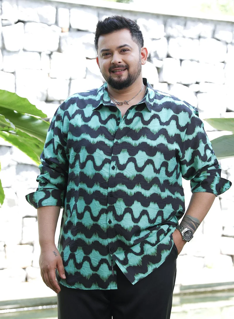 انستافاب بلس قميص رجالي أخضر بنقوش حلزونية مقاس بلس للملابس الكاجوال بياقة ممتدة وأكمام طويلة بأزرار