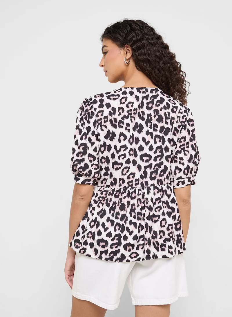 جينجر بلوزة بطبعة جلد الفهد وأكمام منفوشة بربطة