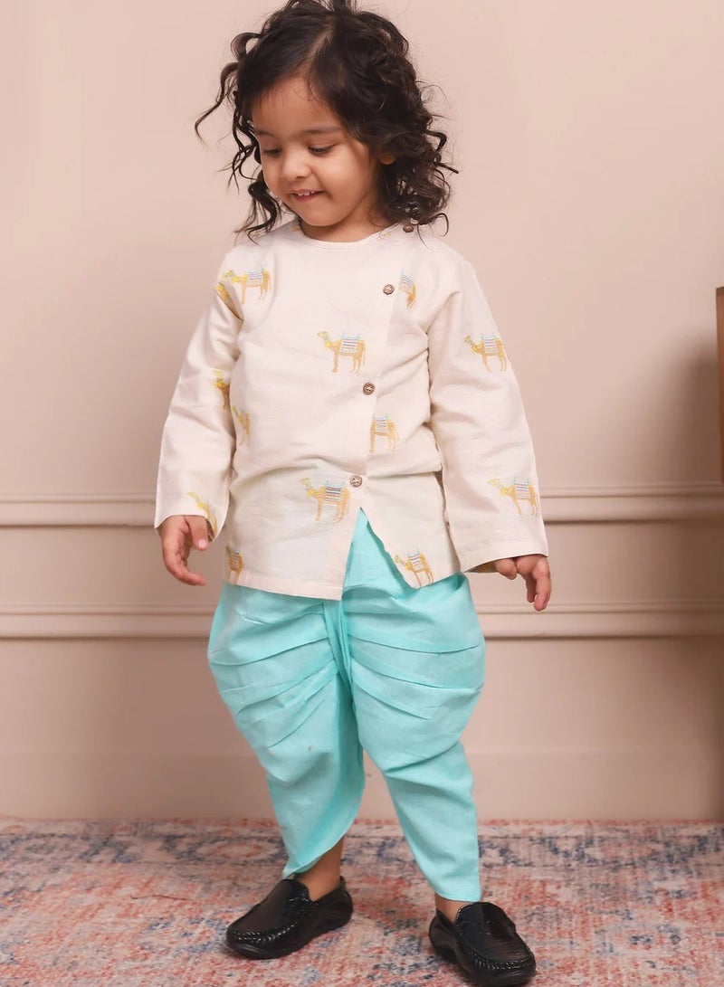 بولكاتوتس بلوزة أنجراكا مطرزة باللون الجمل بأكمام طويلة من Polka Tots مع دوتي - كريمي (3 أشهر - 6 أشهر)  - Image 2