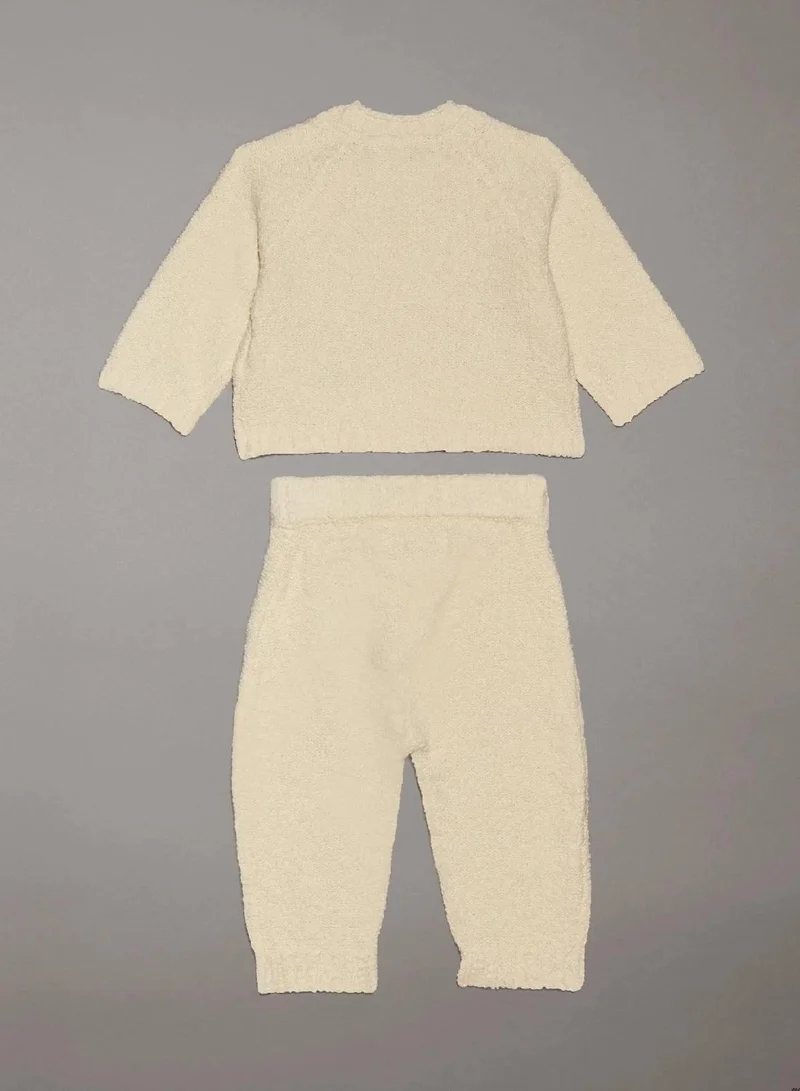 كالفن كلاين جينز طقم ملابس من نسيج بوكل للأطفال حديثي الولادة، قطعتين