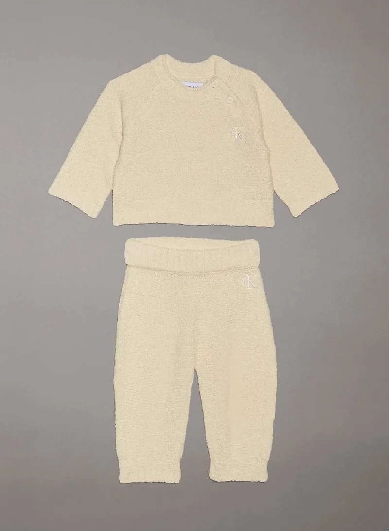 كالفن كلاين جينز طقم ملابس من نسيج بوكل للأطفال حديثي الولادة، قطعتين