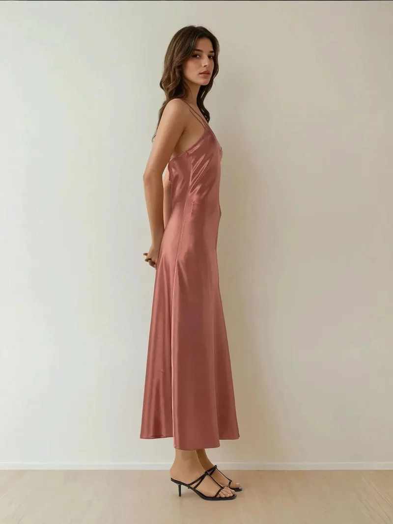 زوبعة فستان ماكسي ساتان ناعم بياقة على شكل