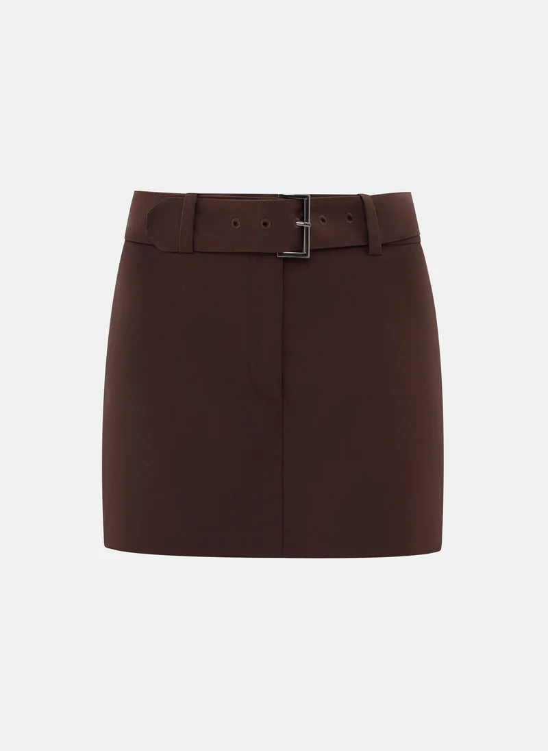 ليتشي تنورة قصيرة مستقيمة مع حزام متناسق