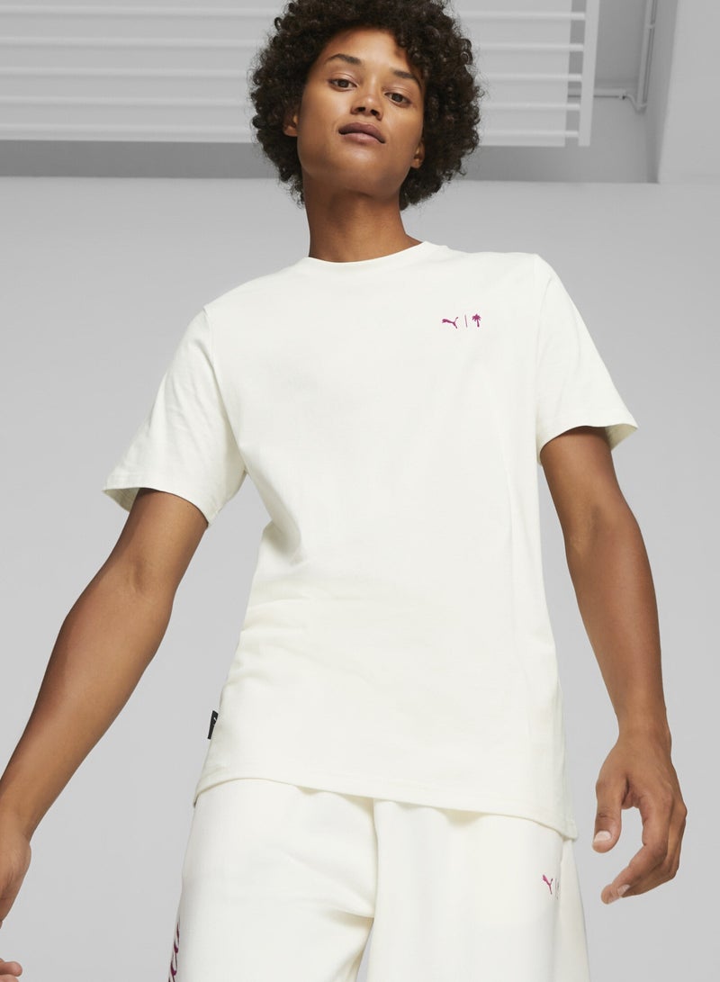 بوما تيشيرت مزين برسومات PUMA x PALM Tree Crew للرجال - Image 1