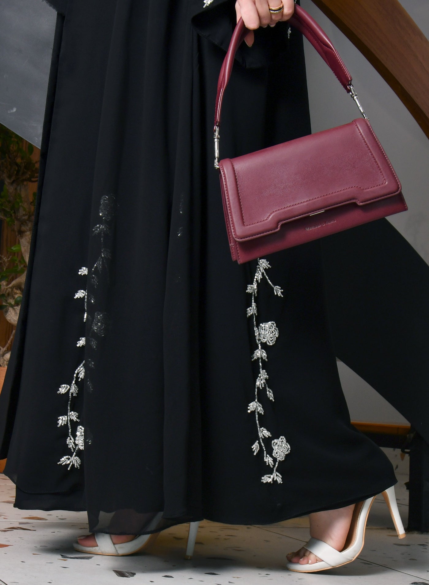 عباية لف سوداء كلوش مزينة بشك ابيض زهري أنيق