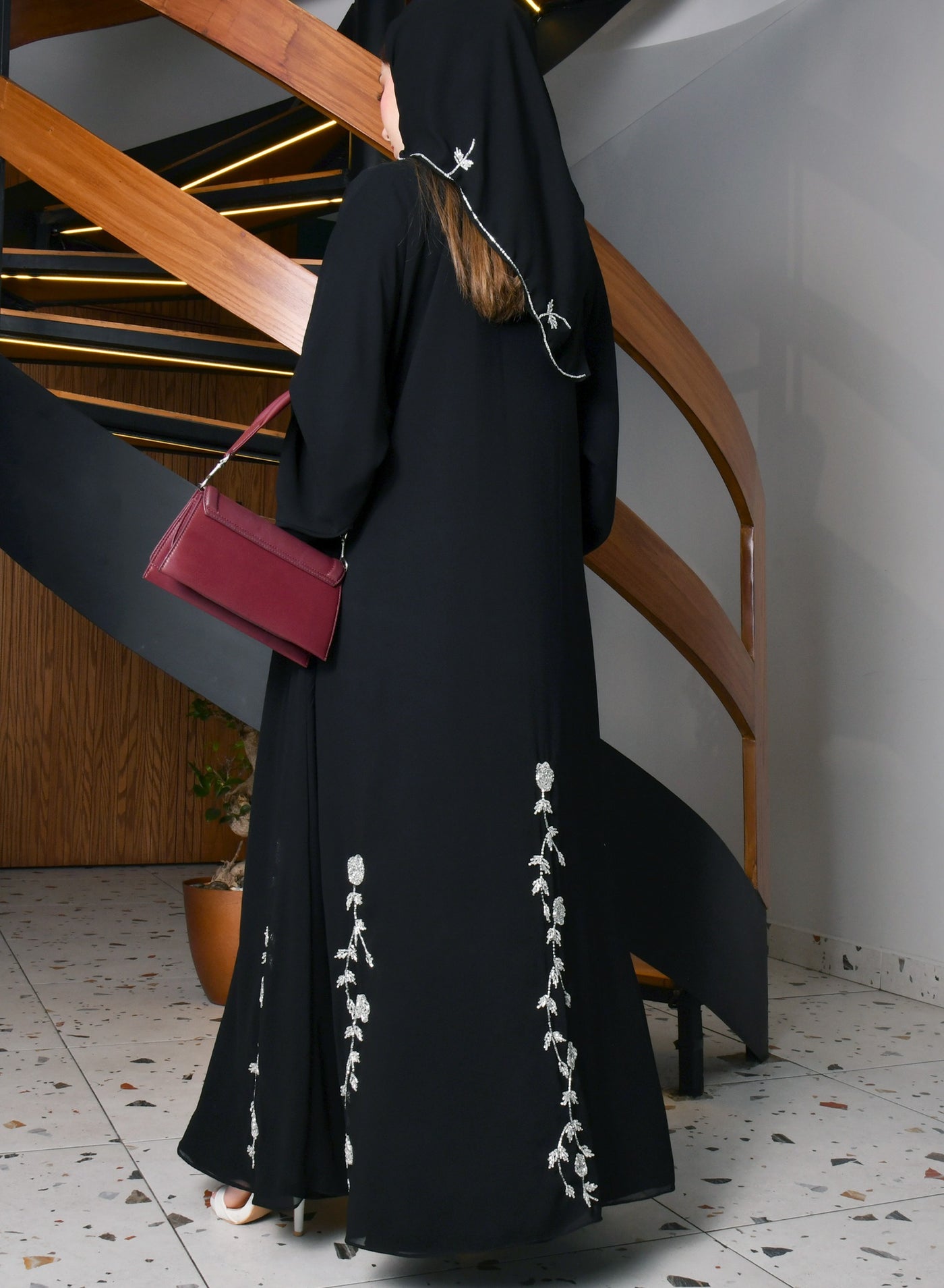 عباية لف سوداء كلوش مزينة بشك ابيض زهري أنيق