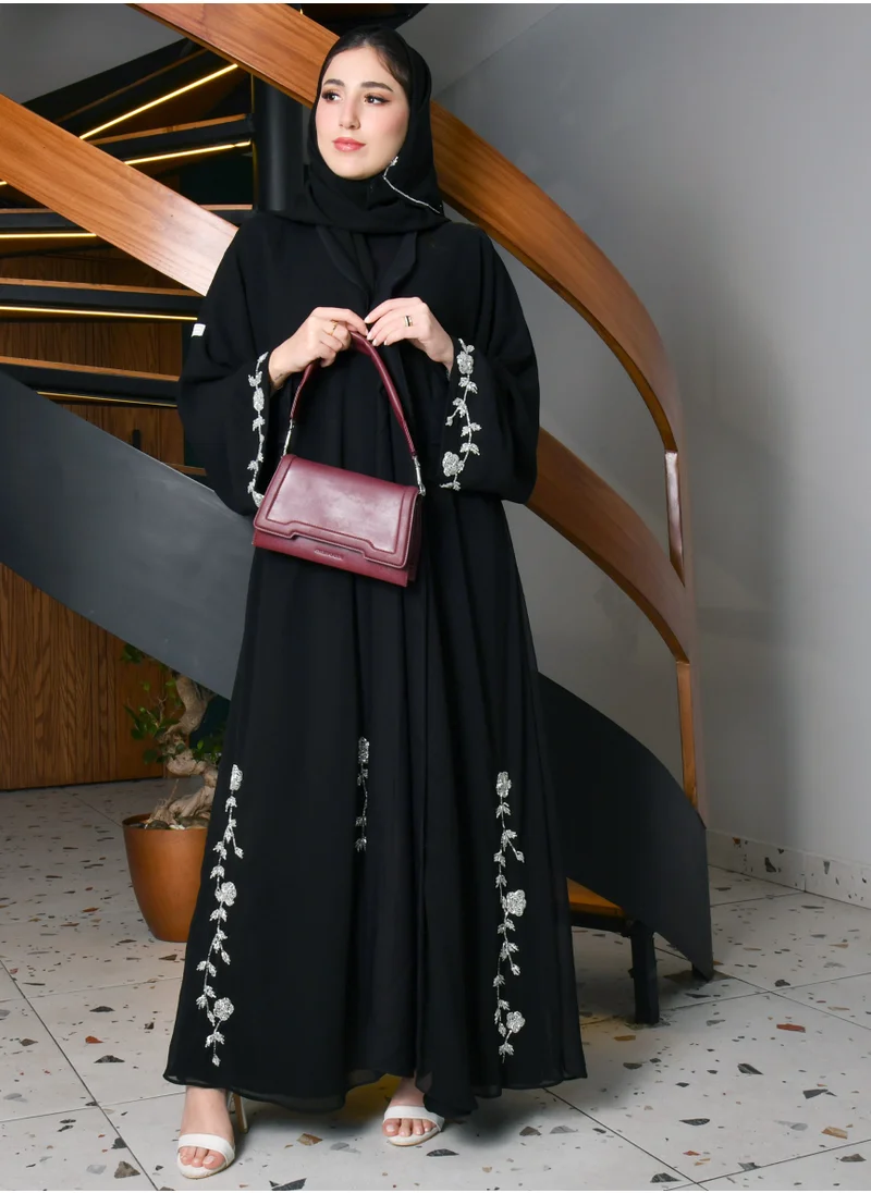 HAWRAA ABAYA Black cloche wrap abaya decorated with an elegant white and pink check