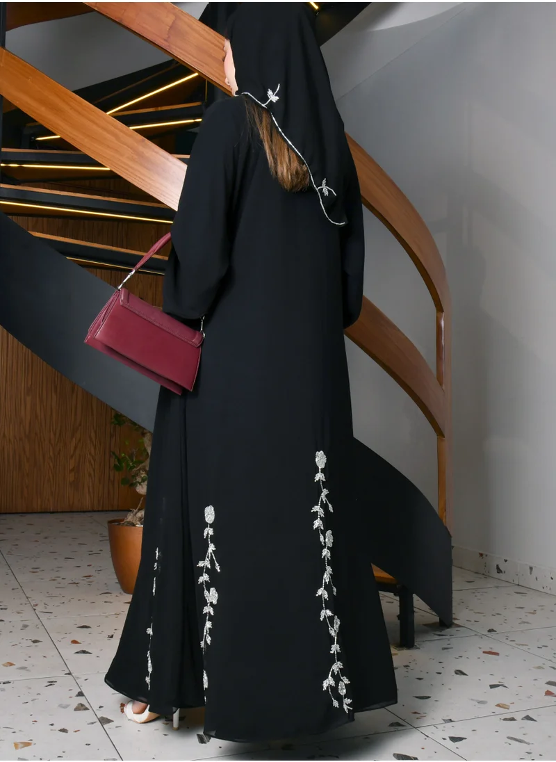 HAWRAA ABAYA Black cloche wrap abaya decorated with an elegant white and pink check