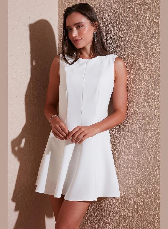 ليلا فستان قصير بياقة دائرية بقصة عادية للنساء