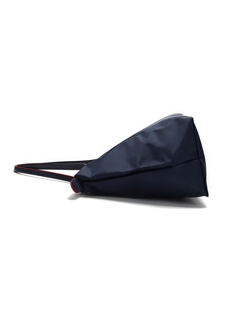 Longchamp حقيبة كاميرا للنساء على الكتف | حقيبة كبيرة السعة | قماش بولياميد معاد تدويره | حواف جلدية | إغلاق بسحاب | 28 سم أزرق داكن - Image 5