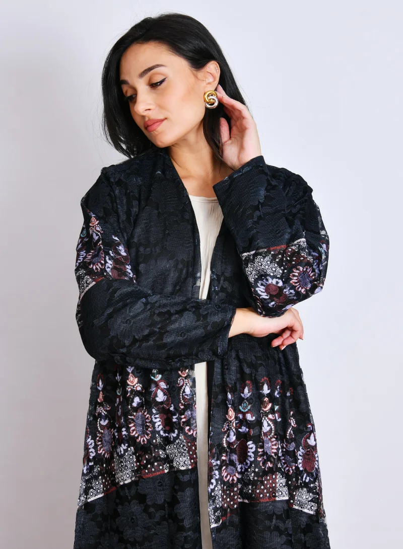 HAWRAA ABAYA Black abaya with a flowy design made of lace fabric with random patterns