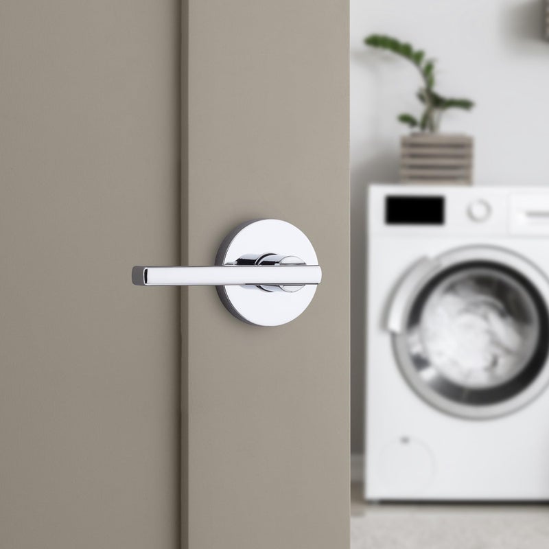 كويكسيت مقبض باب دائري من Kwikset Halifax للممرات الداخلية، مناسب لأبواب الخزائن والممرات، غير قابل للقفل، مصنوع من الكروم المصقول مع حماية Microban - Image 2