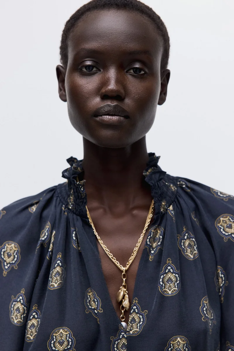 اتش اند ام فستان بتفاصيل ثنيات