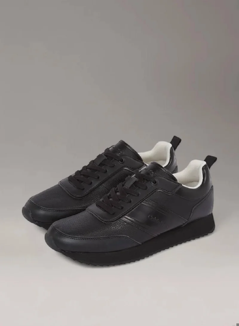 كالفن كلاين حذاء رياضي برقبة منحفضة من الجلد مزين بأربطة وشعار كلفن كلاين