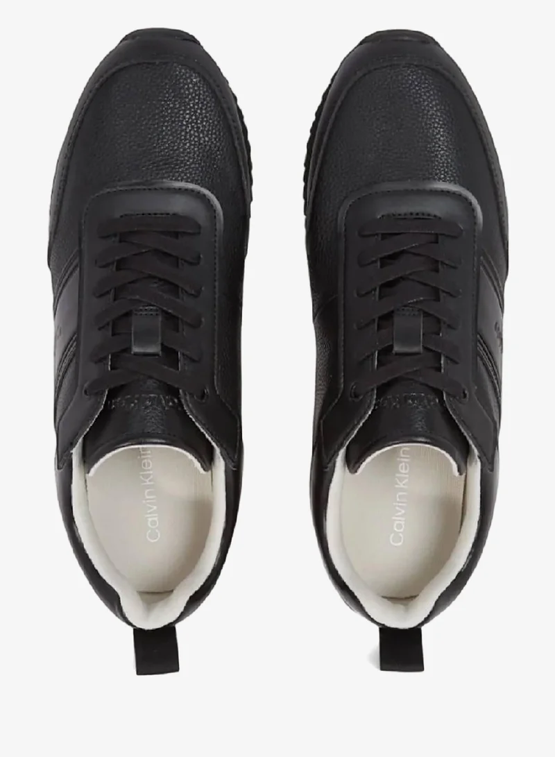 كالفن كلاين حذاء رياضي برقبة منحفضة من الجلد مزين بأربطة وشعار كلفن كلاين