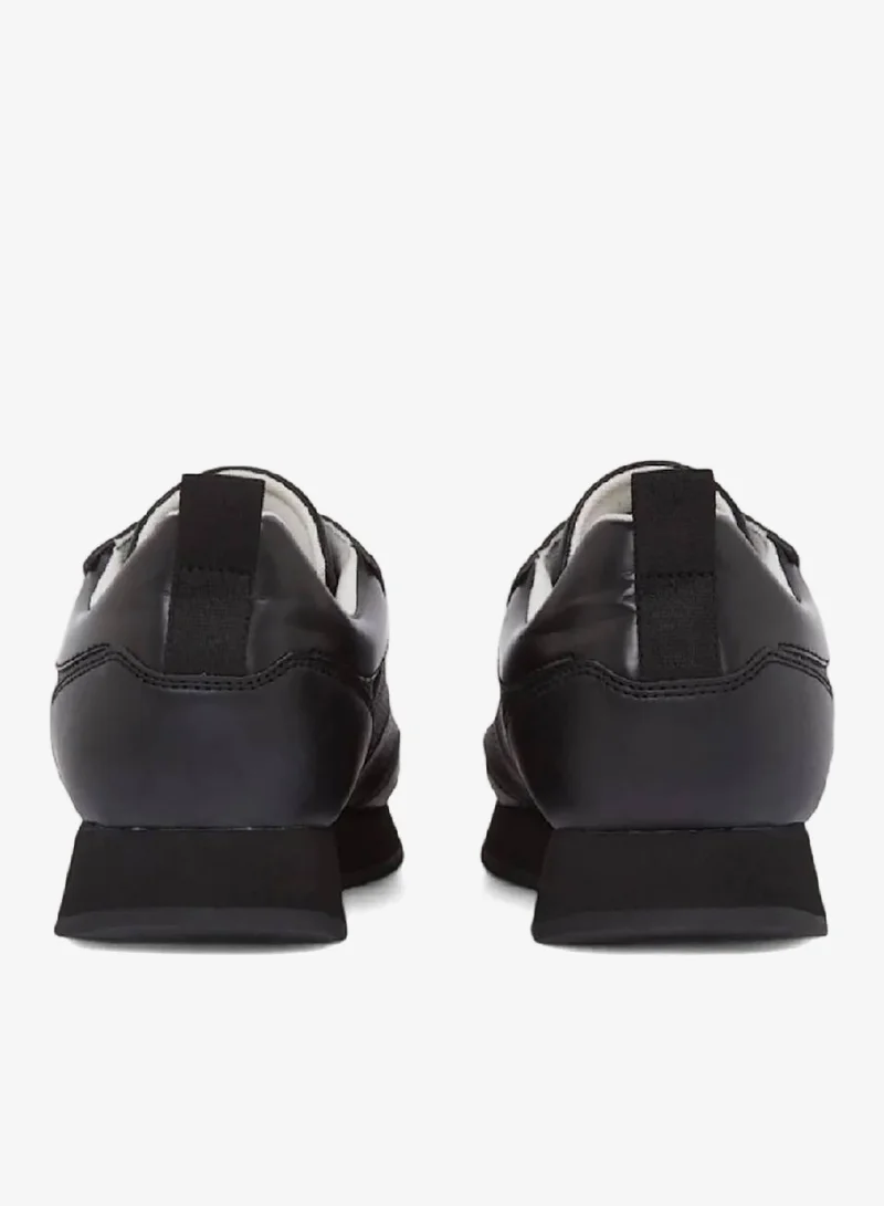 كالفن كلاين حذاء رياضي برقبة منحفضة من الجلد مزين بأربطة وشعار كلفن كلاين