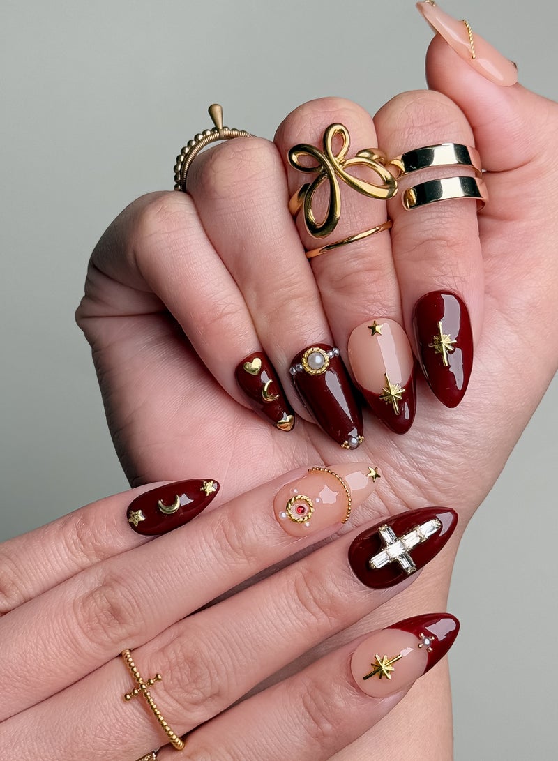  فيري الأظافر أظافر مصنوعة يدويًا بالضغط على الأظافر - أظافر مصنوعة يدويًا - أظافر كستنائية اللون كستنائي اللون مع حلي على شكل نجمة متقاطعة - تصميم أنيق مستوحى من الملكة الحمراء - قابلة لإعادة الاستخدام مع طقم تطبيق مجاني - Image 1