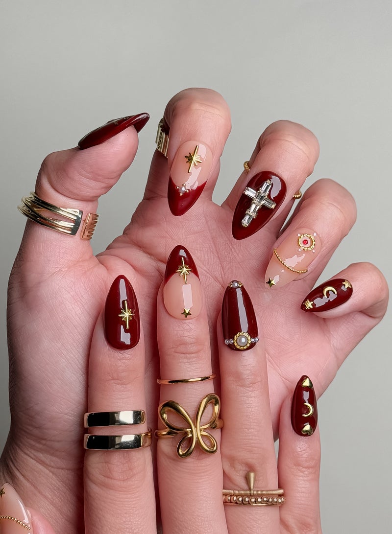  فيري الأظافر أظافر مصنوعة يدويًا بالضغط على الأظافر - أظافر مصنوعة يدويًا - أظافر كستنائية اللون كستنائي اللون مع حلي على شكل نجمة متقاطعة - تصميم أنيق مستوحى من الملكة الحمراء - قابلة لإعادة الاستخدام مع طقم تطبيق مجاني - Image 3