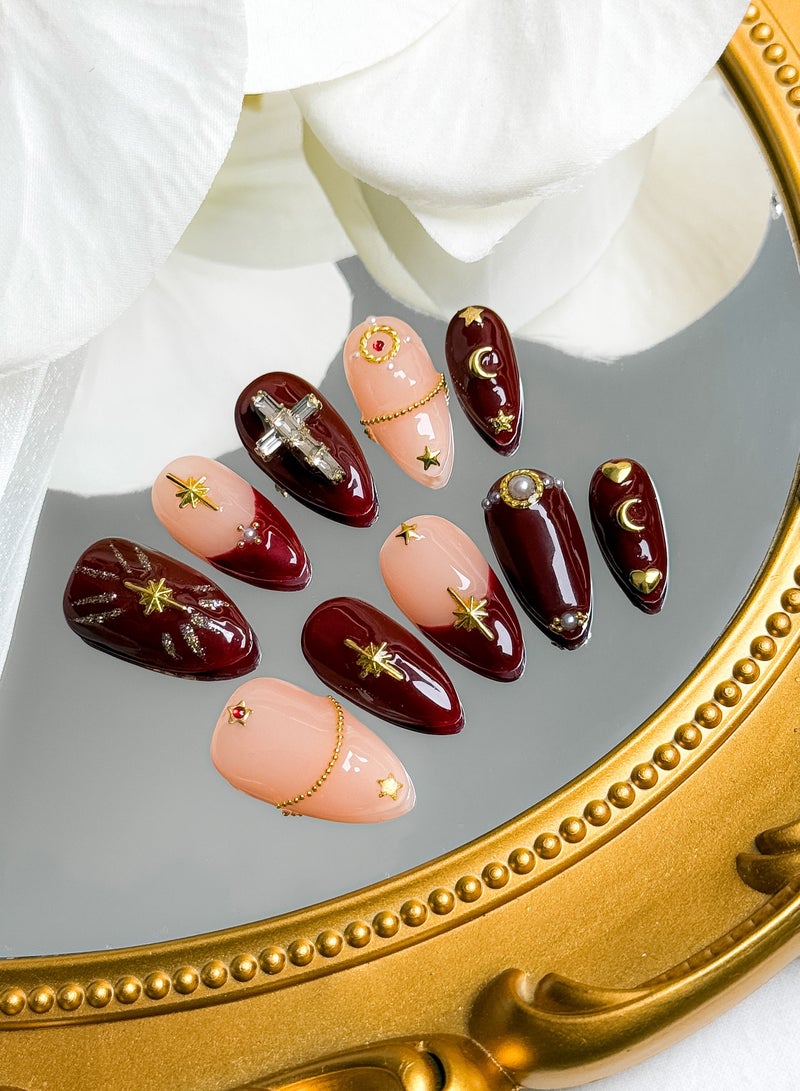  فيري الأظافر أظافر مصنوعة يدويًا بالضغط على الأظافر - أظافر مصنوعة يدويًا - أظافر كستنائية اللون كستنائي اللون مع حلي على شكل نجمة متقاطعة - تصميم أنيق مستوحى من الملكة الحمراء - قابلة لإعادة الاستخدام مع طقم تطبيق مجاني - Image 2