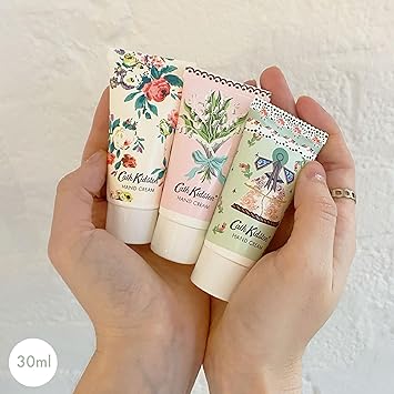 Cath Kidston كريم يد كاث كيدستون 30 مل × 3 غني بزبدة الشيا والجلسرين والزيوت الأساسية ثلاث عطور حجم سفر وصديق للنباتات مجموعة هدايا تجميلية لها مجموعة الزهور البرية والنساء البرية - Image 3