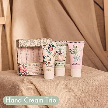 Cath Kidston كريم يد كاث كيدستون 30 مل × 3 غني بزبدة الشيا والجلسرين والزيوت الأساسية ثلاث عطور حجم سفر وصديق للنباتات مجموعة هدايا تجميلية لها مجموعة الزهور البرية والنساء البرية - Image 2