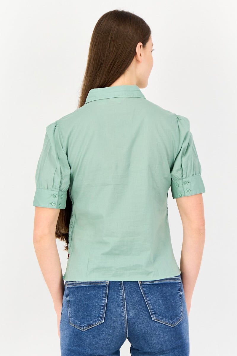 Levi's بلوزة نسائية بأكمام قصيرة ونمط مجعد وياقة منتشرة، ساج - Image 2