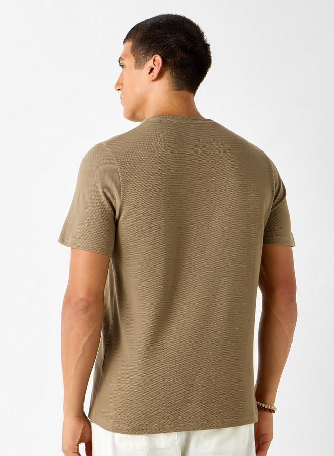 ايكونيك تيشيرت بارز الملمس بياقة ضيّقة وأكمام قصيرة من آيكونيك - Image 3