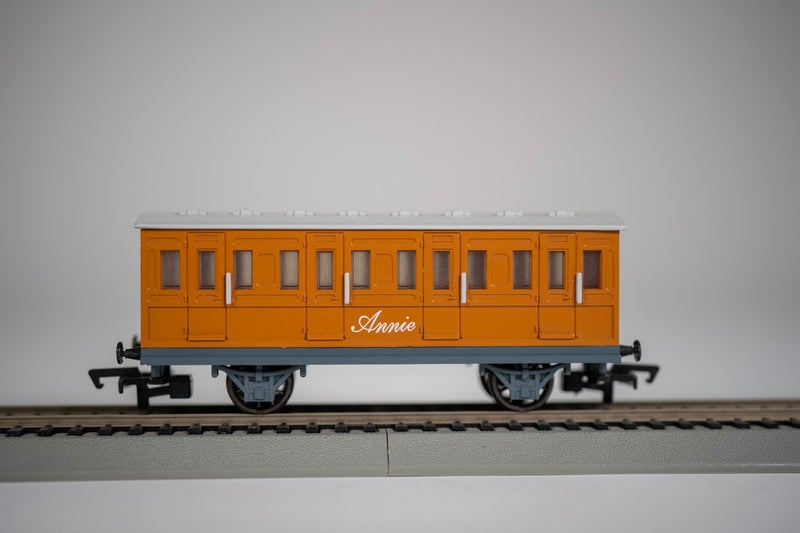Bachmann Trains - THOMAS & FRIENDS ANNIE COACH - HO Scale - Image 2