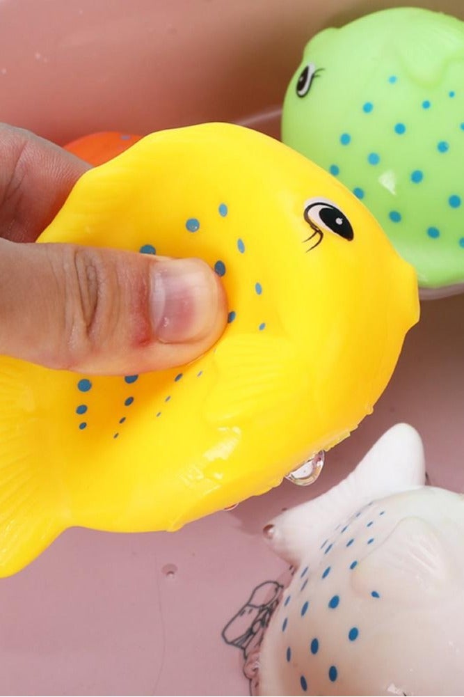 ممز بلانيت مجموعة ألعاب استحمام للأطفال على شكل أسماك ملونة من البطة اللطيفة، مصنوعة من مطاط ناعم وآمن، مثالية لوقت المرح في حوض الاستحمام، تساعد على تحفيز حواس الطفل وتطوير قدراته الحركية._ العاب استحمام للأطفال ـ العاب اطفال مائيه ـ هديه للاطفال ـ لعبه تسليه للاطفال ـ العاب اطفال - Image 3