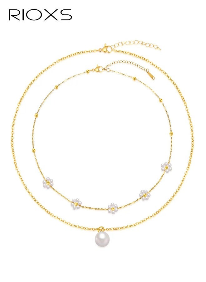ريوكس طقم قلادات لؤلؤية زهرية للنساء، قلادات لؤلؤية رقيقة مطلية بالذهب عيار 14 قيراط للسيدات، قلادات لؤلؤية أنيقة على شكل زهرة الأقحوان، هدايا قلادات ذهبية، طقم قلادات لؤلؤية بسيطة وعصرية، مجوهرات عصرية للحفلات، حفلات التخرج، المواعيد الغرامية، أعياد الميلاد والمزيد. - Image 1