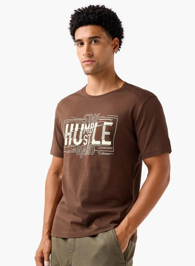 سبلاش فيڤ تيشيرت رجالي بقصة عادية ورقبة دائرية وأكمام قصيرة وطبعة شعار