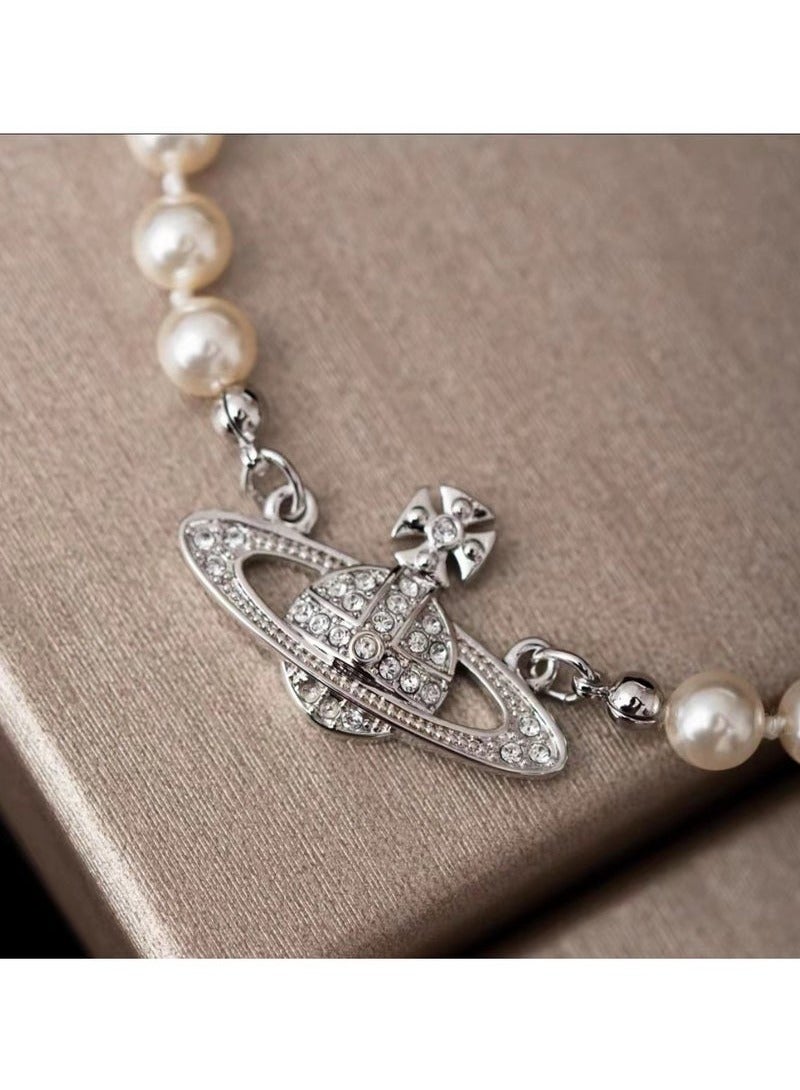 فيفيان ويستوود قلادة فيفيان ويستوود الفضية اللؤلؤية ذات النقوش البارزة الصغيرة - Image 1