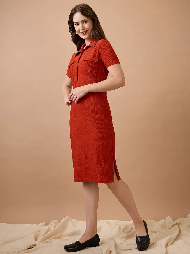 جلو باص فستان نسائي ميدي بقصة ضيقة بتصميم ذاتي وياقة قميص وجيب