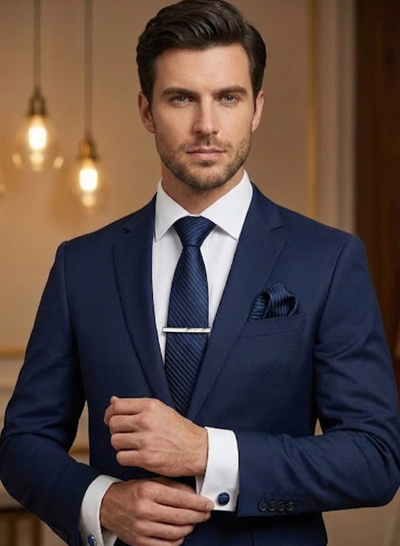 فوريكاسا طقم ربطة عنق رجالي من 4 قطع – تصميم أزرق بحري بخطوط مائلة مع ربطة، منديل جيب، أزرار أكمام، مشبك وعلبة هدايا - Image 4