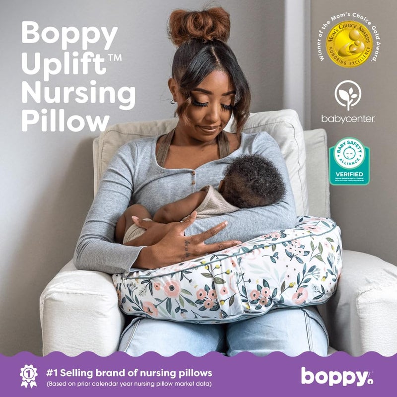 boppy وسادة بوبّي للرضاعة - وسادة زجاجة ووسادة للرضاعة لتقليل القيء وأعراض الارتجاع، مع فتحة شاملة للجسم وحزام، معتمدة من تحالف سلامة الأطفال - زهور حديقة وردية - Image 2